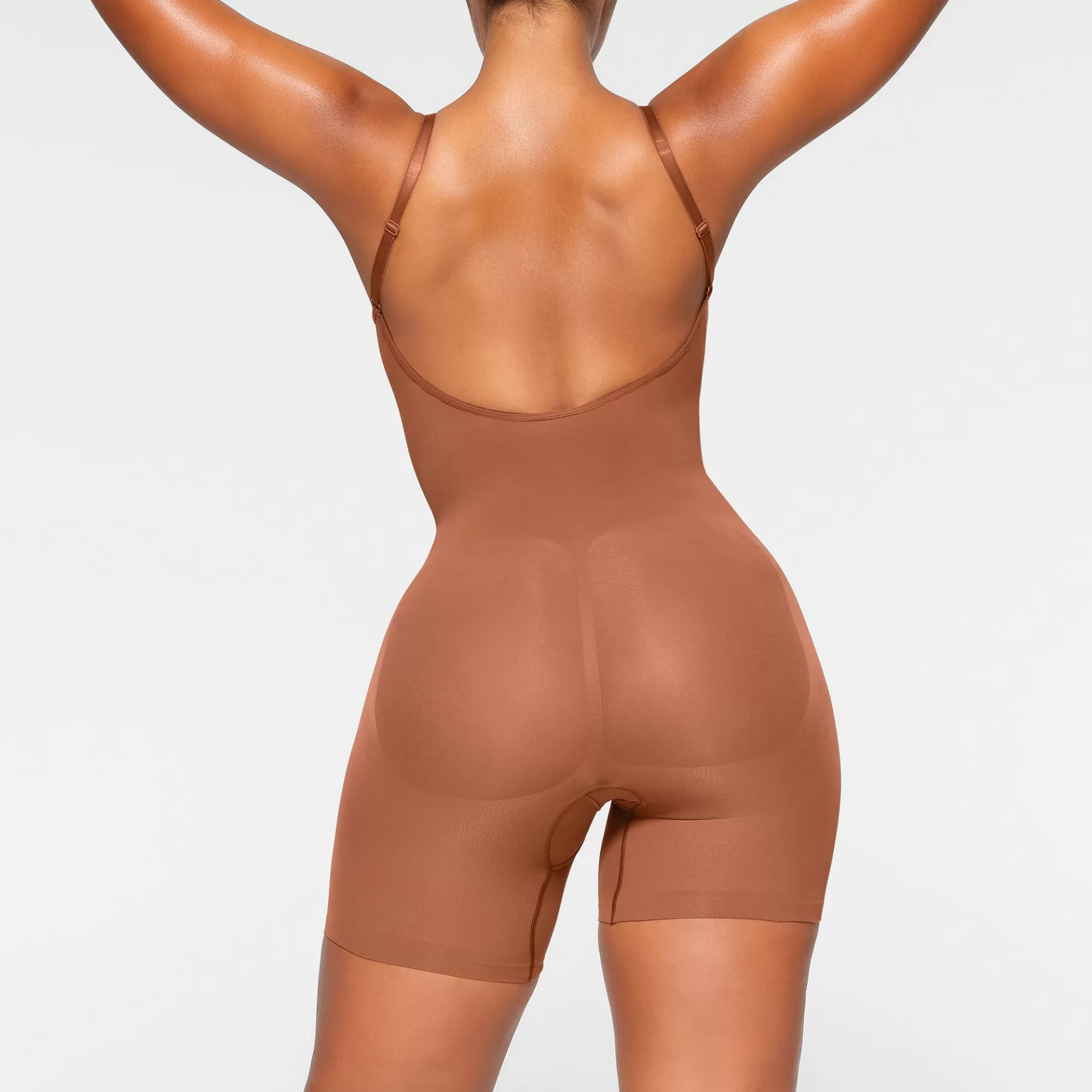 Skims backless shapewear*SEAMLESS SCULPT LOW BACK MID THIGH BODYSUIT | BRONZE