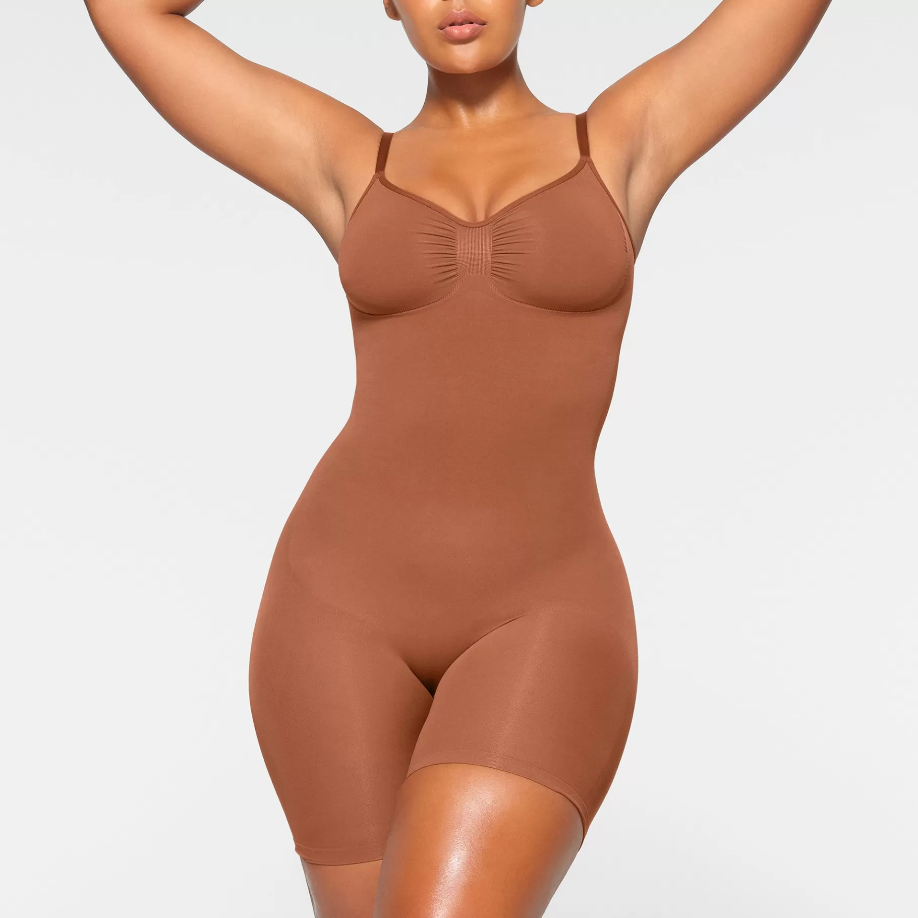 Skims shapewear bodysuits*SEAMLESS SCULPT MID THIGH BODYSUIT | BRONZE