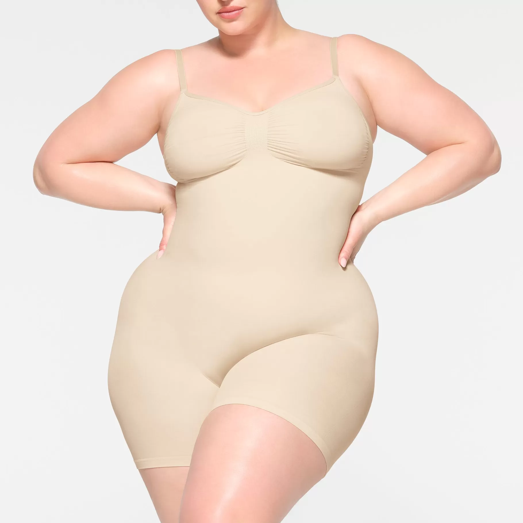 Skims seamless sculpt*SEAMLESS SCULPT MID THIGH BODYSUIT | SAND