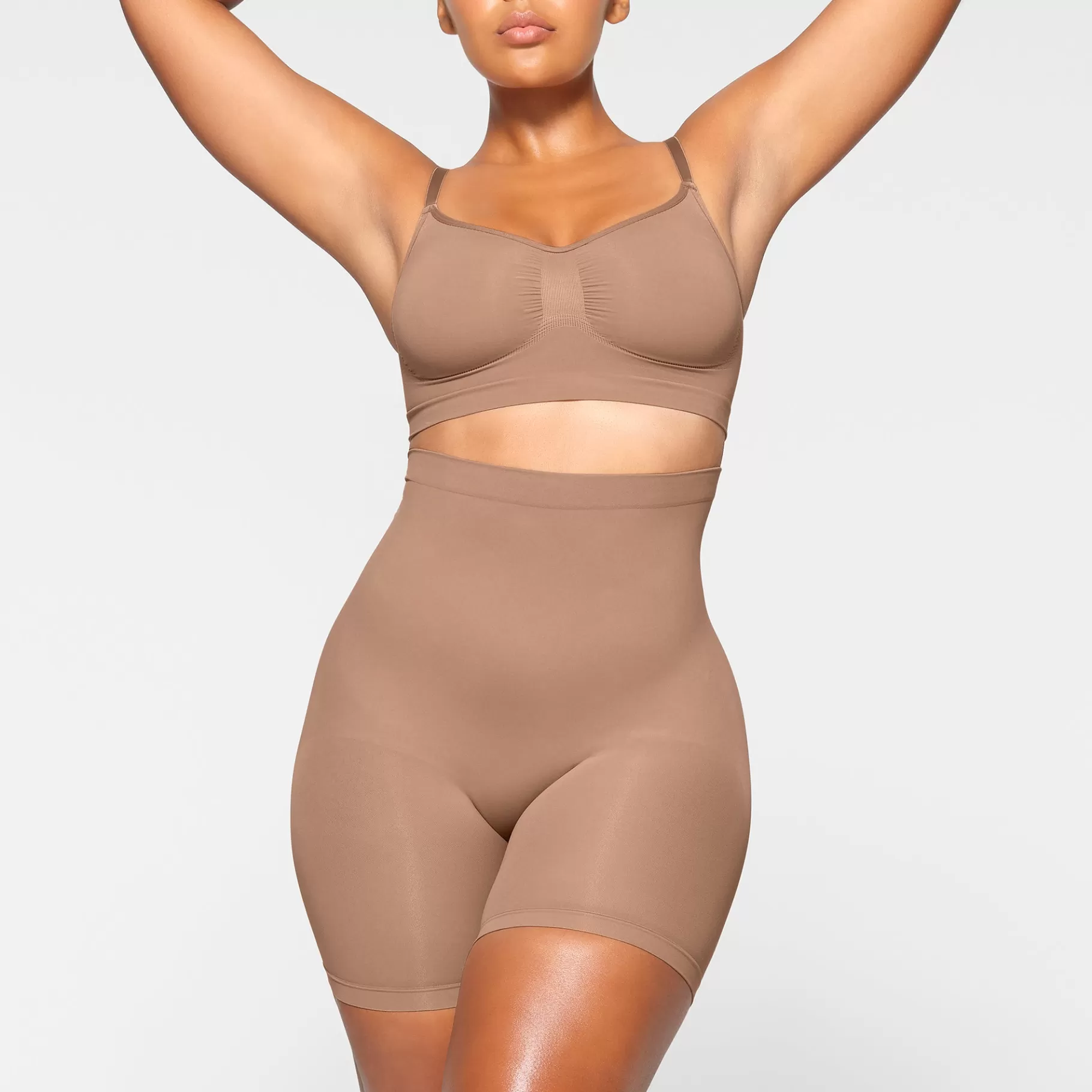 Skims kim's picks*SEAMLESS SCULPT MID THIGH SHORT | SIENNA