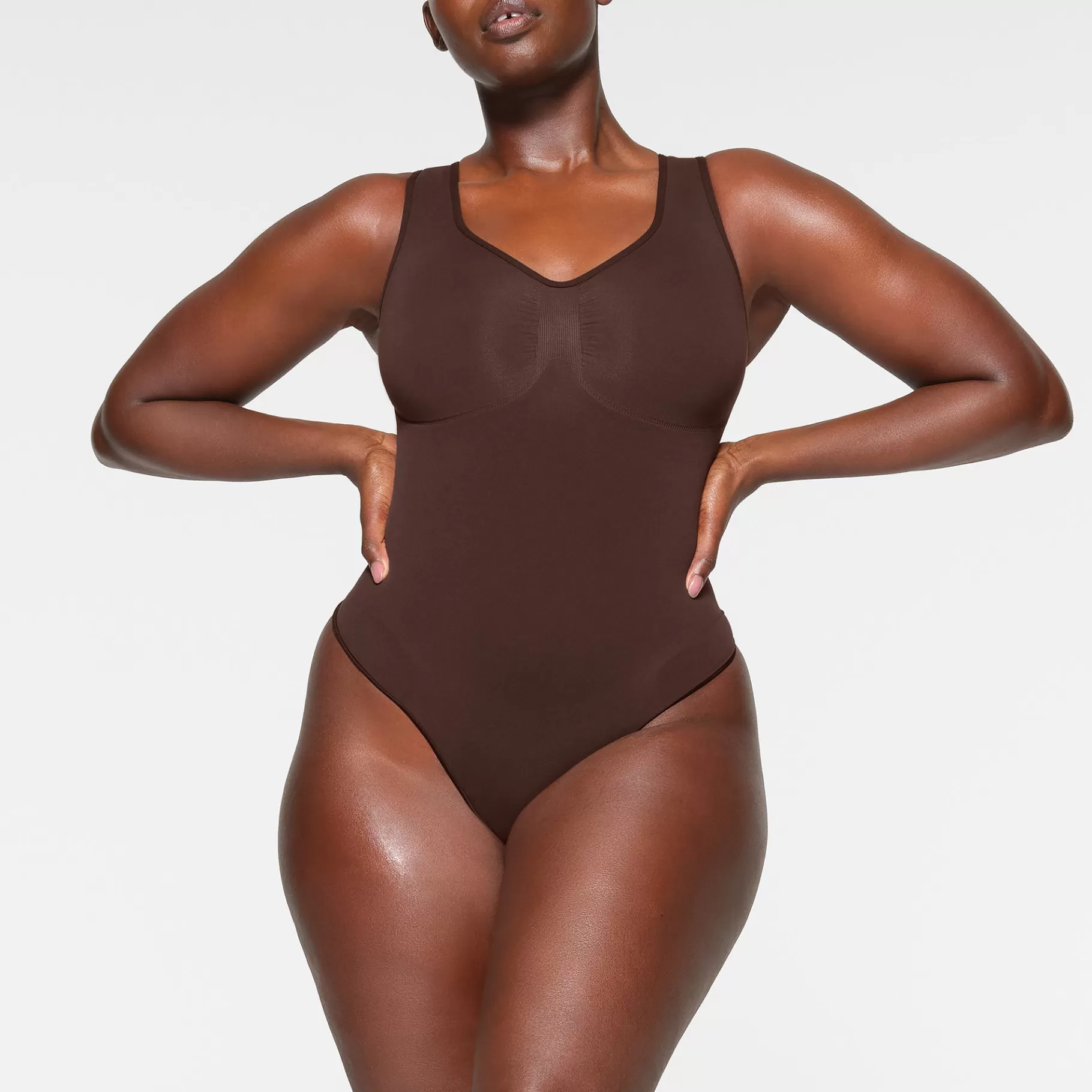 Skims shapewear bodysuits*SEAMLESS SCULPT SCOOP NECK THONG BODYSUIT | ESPRESSO