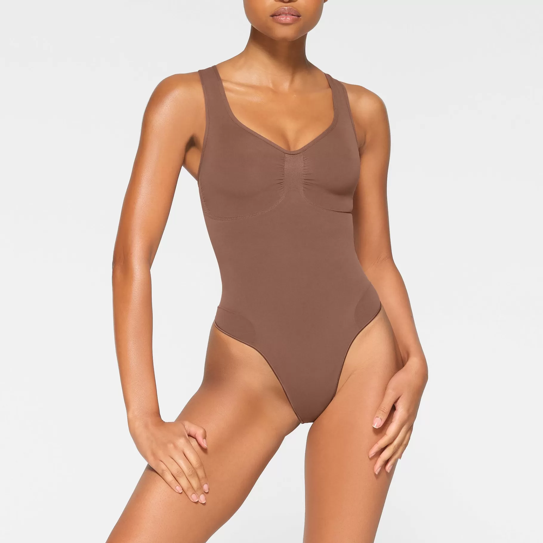 Skims seamless sculpt*SEAMLESS SCULPT SCOOP NECK THONG BODYSUIT | JASPER