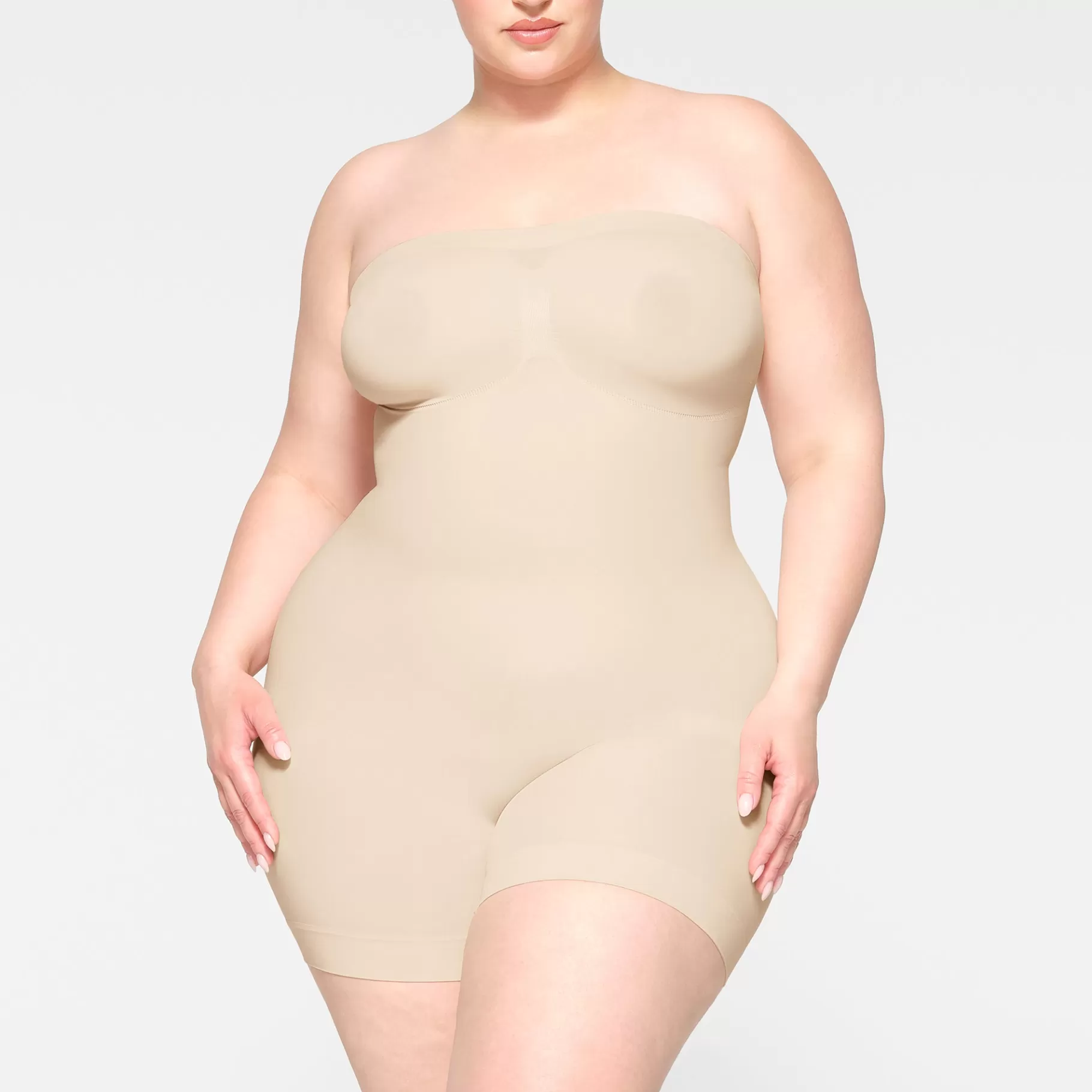 Skims seamless sculpt*SEAMLESS SCULPT STRAPLESS SHORTIE BODYSUIT | SAND