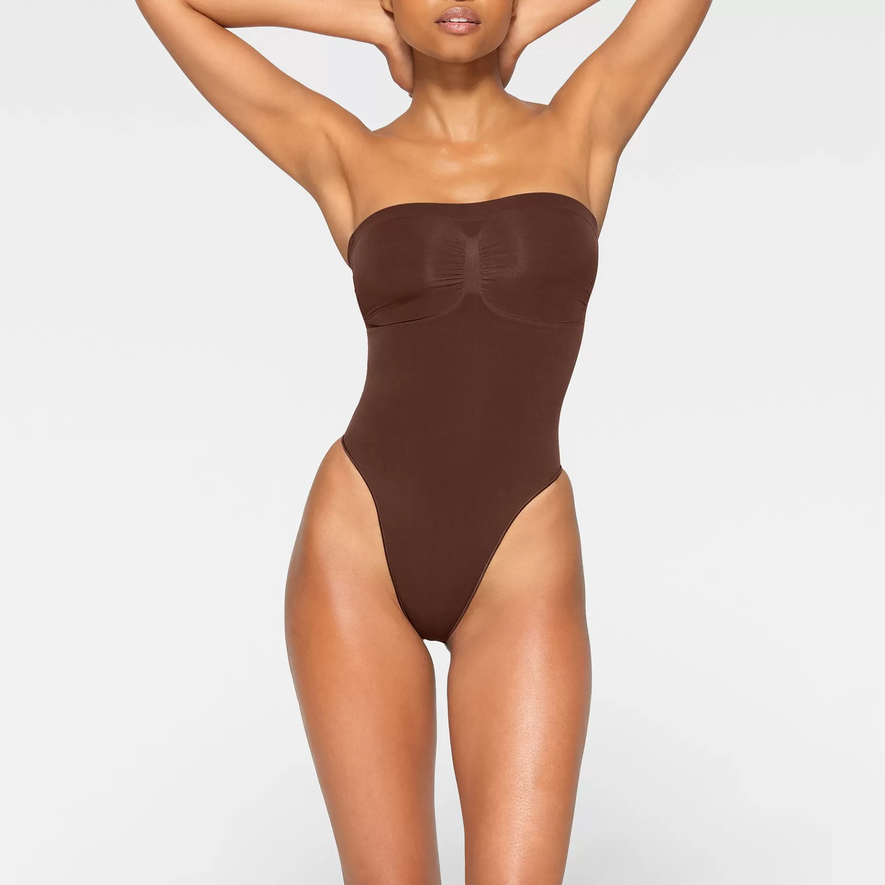 Skims shapewear bodysuits*SEAMLESS SCULPT STRAPLESS THONG BODYSUIT | COCOA