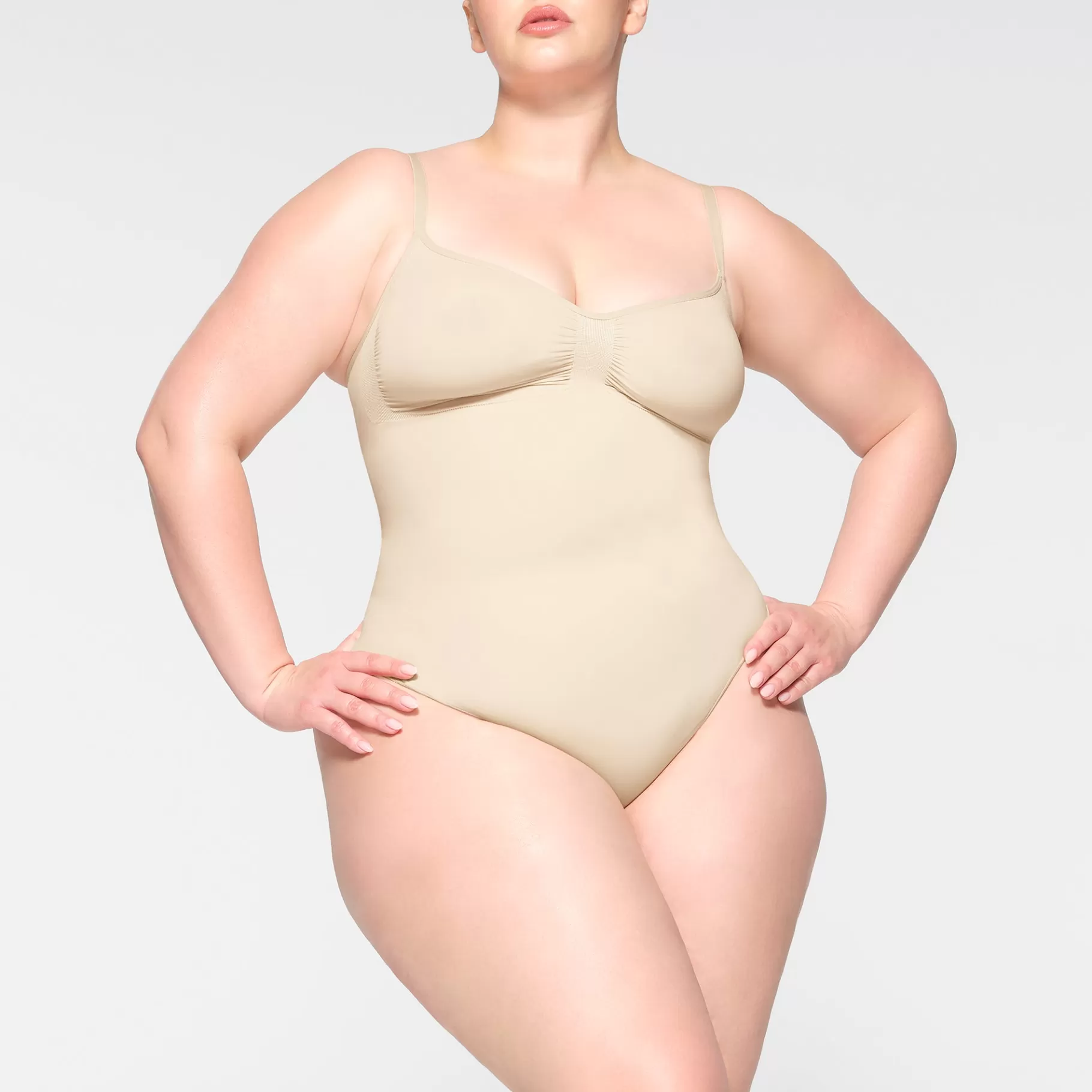 Skims seamless sculpt*SEAMLESS SCULPT THONG BODYSUIT | SAND