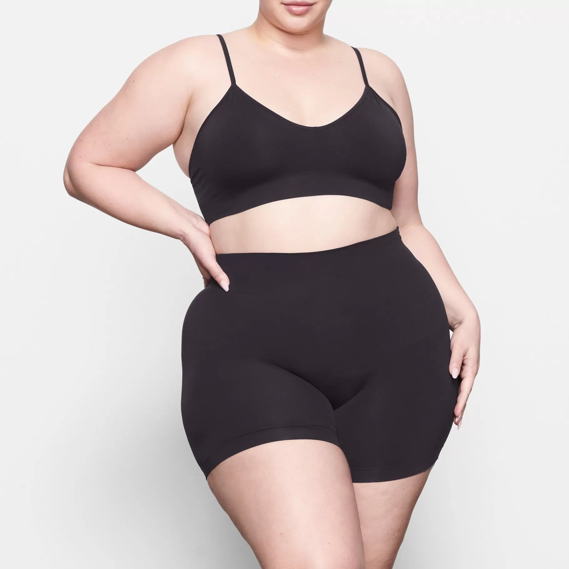 Skims *SOFT SMOOTHING SEAMLESS SHORT | ONYX