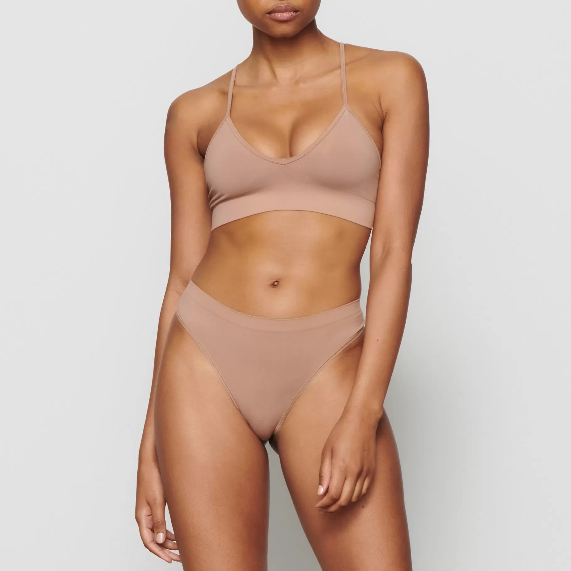 Skims thongs*SOFT SMOOTHING SEAMLESS THONG | SIENNA